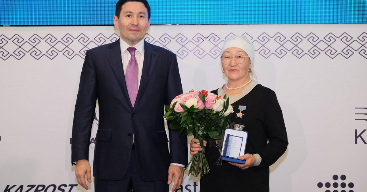 Жігіттер дәретханада жамбастарын жұлып алады Әкесінің қызын сиқыған желідегі видеосы