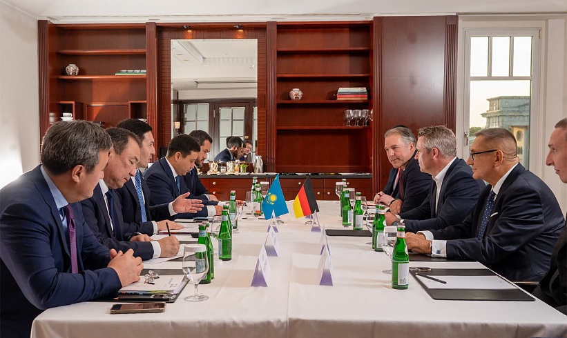 Nurlan Zhakupov, Chairman of the Management Board of Samruk-Kazyna JSC, held talks with Niko Warbanoff, Head of International Business at Deutsche Bahn AG and CEO of DB E.C.O. Group