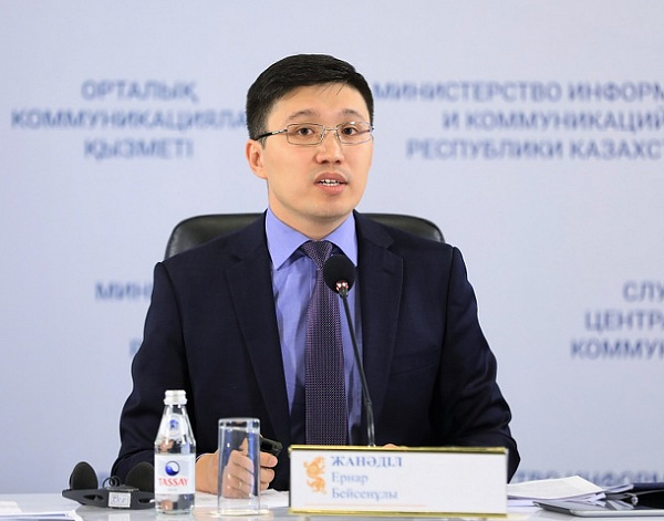 Қыз үлкен сиськи бейне көрсетеді